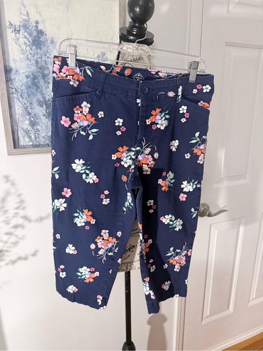 St. John's Bay Navy Floral Capris with Pink & Orange Accents. Size 8P